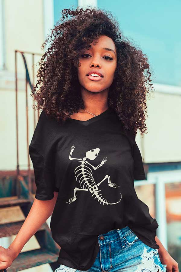 Camiseta mujer cuello pico esqueleto lagarto