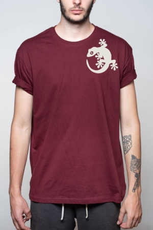 Camiseta hombre lagartija hombro